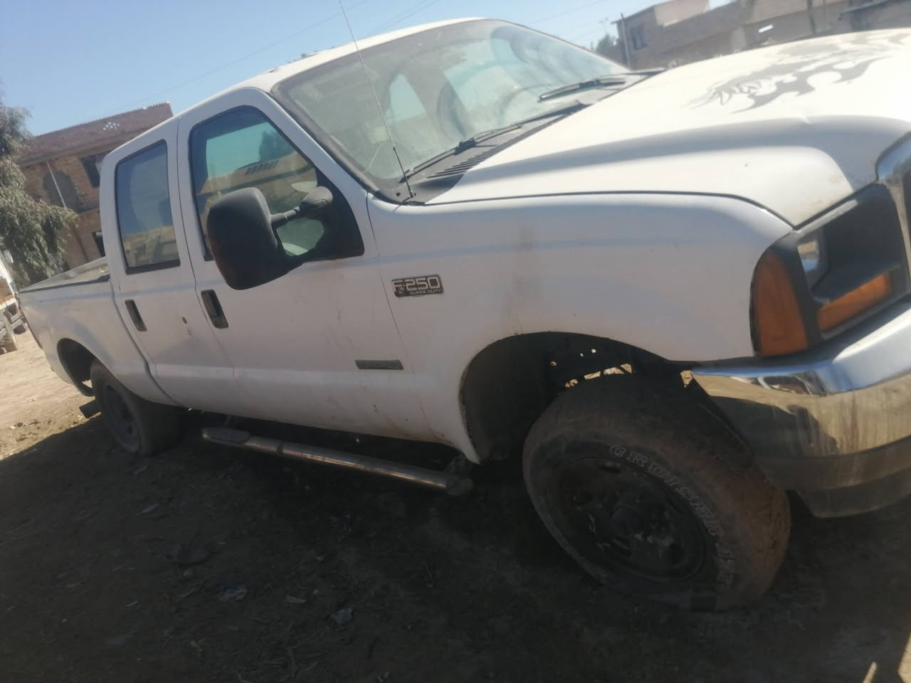 السلام عليكم للبيع فورت موديل 2006 كاز محرك جديد بيهه  الكير ك كايم او مراوس بكرين او تصلو.      ***********
