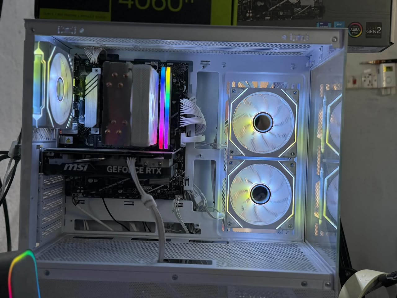 للبيع | تجميعة Gaming  🔥
مواصفات الكيس:

* ✅ المعالج: Intel Core i5-12400F (Tray)

* ✅ اللوحة الأم: ASUS PRIME B760M-R D4

* ✅ كرت الشاشة: MSI GeForce RTX 4060 Ti Ventus 2X Black OC 16GB

* ✅ الرام: Corsair Vengeance RGB PRO White DDR4 32GB (16×2) 3600MHz

* ✅ الخزن: Lexar NM620 NVMe M.2 SSD 2 TB Gen3

* ✅ مزود الطاقة: Segotep GM750W 750W 80+ Gold Full Modular (White)

* ✅ المبرد: Raptor MASS LC X400

* ✅ الكيس: White Gaming Case مع مراوح ARGB

الملحقات:

🖥️ شاشة Acer

* دقة 2K (2560×1440)

* معدل تحديث 165Hz

🔋 UPS

* ZEUS Online 1KV

* حماية كاملة للأجهزة (Online UPS)

⌨️ كيبورد

* Mechanical Gaming Keyboard

🖱️ ماوس

* Attack Shark Gaming Mouse

مع كرسي كيمنك 

السعر ابيع كامله ما ابيع اجزاء سعرهه كامله (مليونين و ٤٠٠ و بيهه مجال بسيط)


**إذا كنت صاحب هذا الإعلان وتريد حذفه لأي سبب، رجاءا أرسل رسالة إلى الدعم الفني**