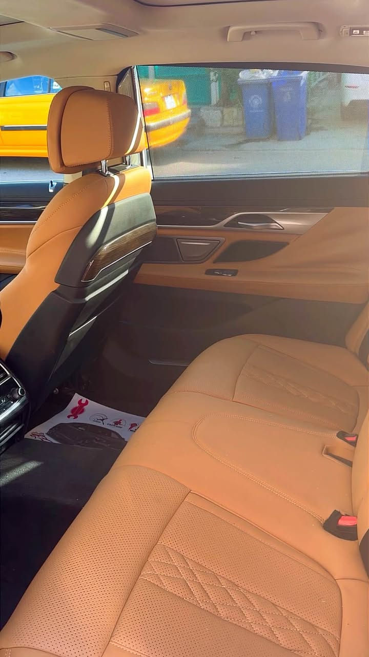 السلام عليكم
للبيع BMW 740iL باب طويل موديل 2022 بدي كت M 

وارد امريكي موضح الضرر مالتها بالسونر كفاله من فول مواصفات  السياره داخلها اسود البلادي واني بدلته بلون عسلي للجماليه والسياره مابيها نقص برغي الحمدلله صفر مسج وترايها للبصره 
وسعرها ٣٠ وبيها مجال بسيط 

السياره فحص وهزه ورقم كله جديد وباسمي ثاني يوم احول مكان السياره بغداد العامريه 

*********** احمد الربيعي
