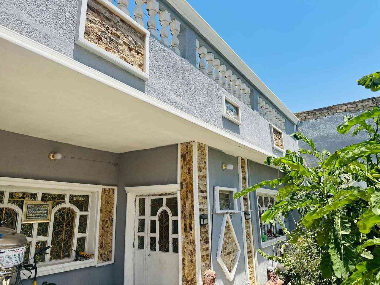 السلام عليكم ورحمه الله وبركاته من رخصت أبو الكروب المحترم عندي بيت   للبيع طابو صرف مساحه 200 متر   بغداد  الحسينية منطقة 4 تالاف قرب جامع نبي الله اسماعيل وقرب مدرسه الخنساء خدمات كاملة  السعر 110 وبي مجال يتكون البيت اثنين  غرفة نوم واستقبال وهول وحولي  + الصحيات وكراج وحديقة كبيرة رقمي ***********
