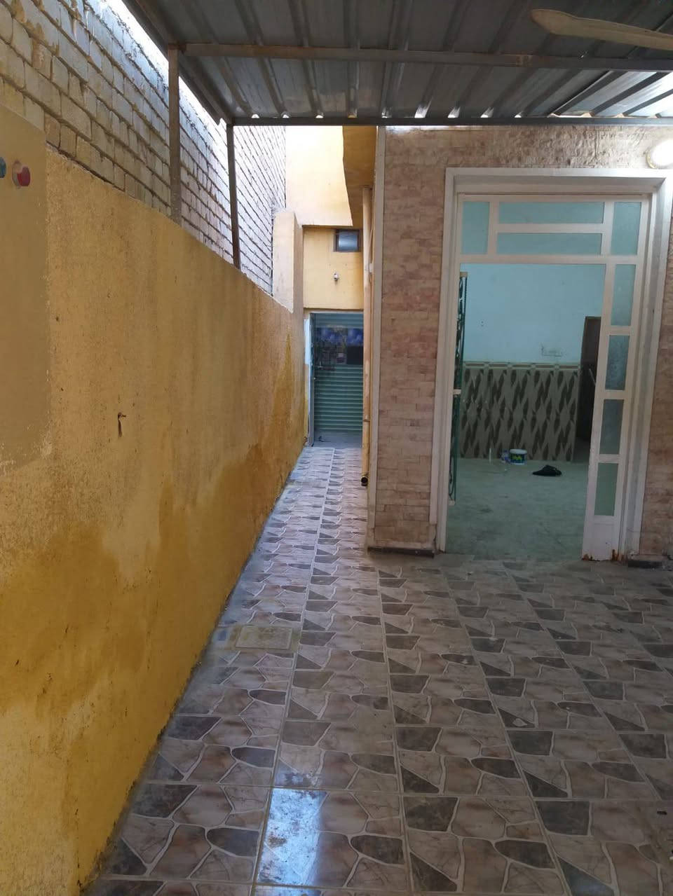 السلام عليكم بيت للايجار منطقه سبع البول ب 3000 مقابيل ملعب الخماسي خلف التبليط البيت طابق ونص السعر 250 علما لاستلام يوم خمسه*********** %%
