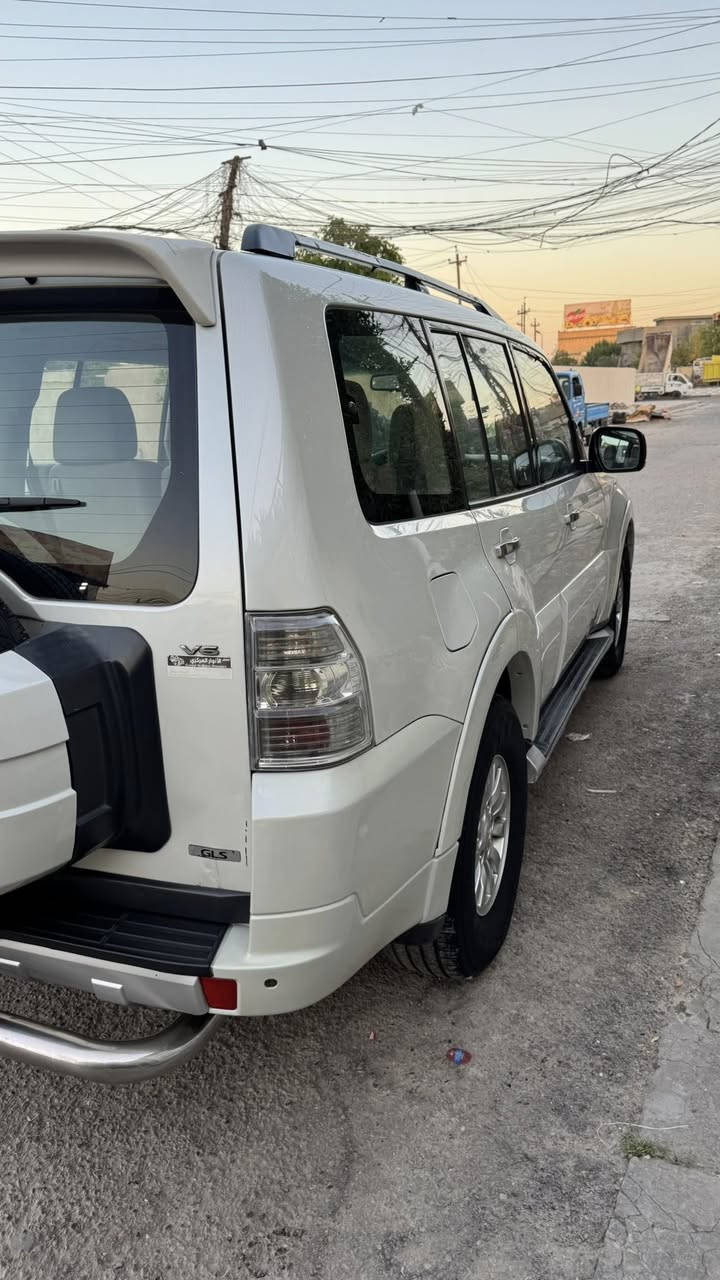 يا الله سلام عليكم باجيرو خليجي موديل ٢٠١٠ مكينه 3500  سيارة جديدة معنه كلمه مال بيت سيارة مكفوله من ضربه ماعده شخط صار عندي بين الجاملغ لخلفي والباب وصبغتهن بدون  معجون ودواخل بس رش  امامي هم بي صبغ بدون دواخل ومعجون بس رش وباقي مكفول جاهزه من كلشي ٧ راكب ٣ قطع تبريد تخم تاير جديد رقم بغداد جديد سنويه ٣١ هزه جديده السعر ١١٠ وبيها مجال  مكان سيارة بغداد البياع تقاطع درويش ***********
