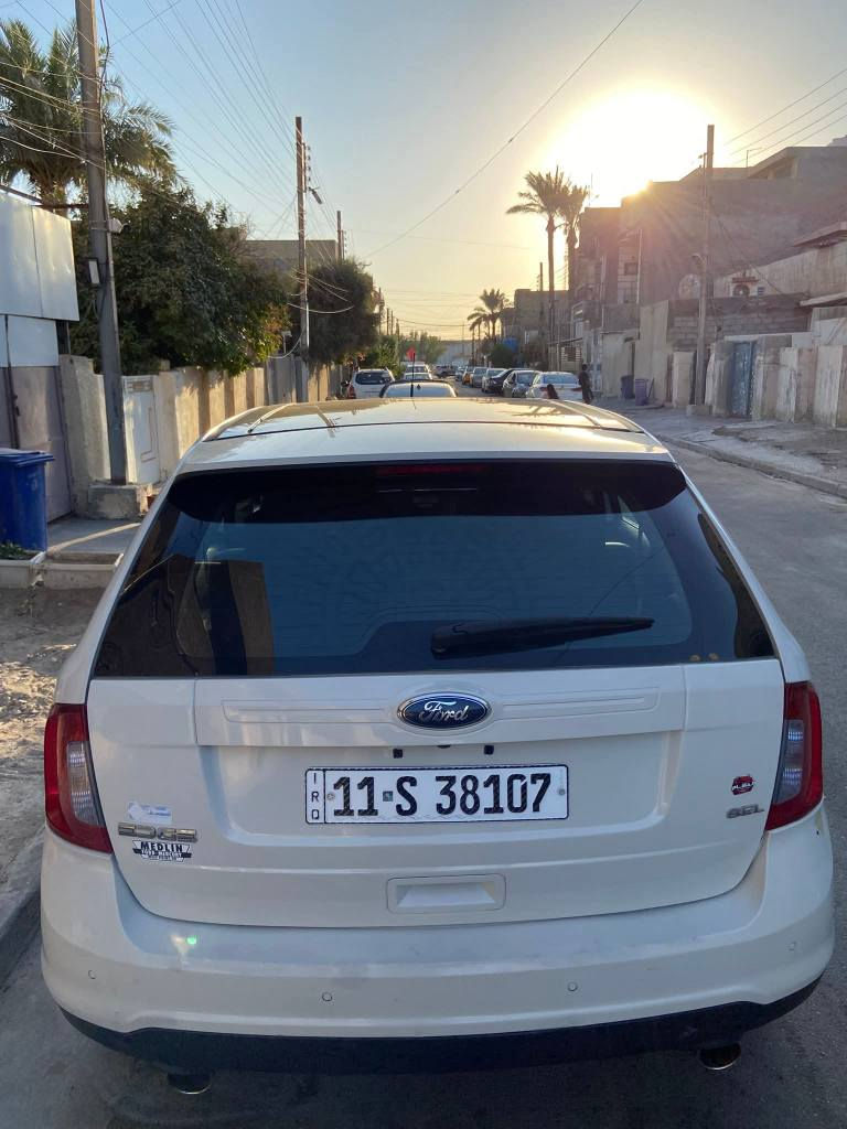 العنوان: فورد إيدج 2013 SEL - نظافة بيت 
​التفاصيل: 
​الموديل: 2013.
​الفئة: SEL (مواصفات حلوة وكاملة).
​المحرك: 6 سلندر، عزم وقوة وتبريد ثلج ما شاء الله.
​الممشى: 200 ألف وشوية (ممشى حقيقي وطبيعي لموديلها، والسيارة مداراة جداً).
​الحالة الميكانيكية: الكير والمحرك والحدادية بشرط الفحص، السيارة جاهزة 
​البدي: [حادث بأمريكا فقط بنيد بدون دواخل ولاشاصي ولا لغد ].وبلعراق بارد + تكحيل 
​المواصفات: حساسات خلفية، كشنات كهرباء، تدفئه كشنات امامي  تحكم ستيرن، شاشة اعطال ، تبريد قطعتين، ويل كب بلادي.
​السنوية: [بأسمي ولتحويل ثاني يوم ].
​السعر: [118] وبيها مجال بسيط جداً للشراي الطيب عند المعاينة. ترهم بيع أو مراوس بصالون 
المكان: [ بغداد ].
للتواصل: [*********** بغداد, العراق
