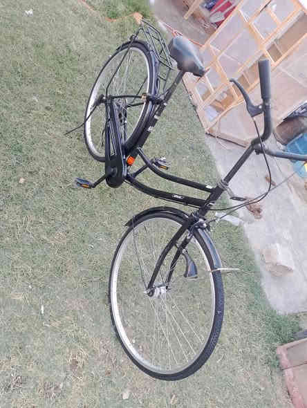 سلام عليكم عندي هااذ الباسكل للبيع حجم 27جديد بعده مال حاويه والله العظيم  تخم تاير جديد المكان رمادي صوفيه اليريده سعر خاص ***********
