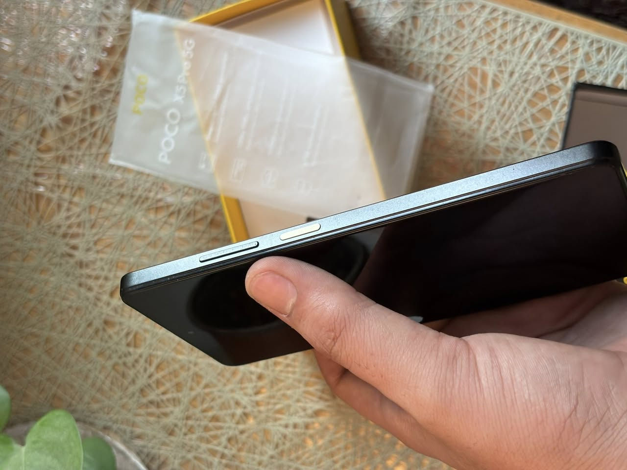 بوكو x5 برو
5g
النظافة 100%
الجهاز استعمال قليل كلش 
الذاكرة 256
العشوائية 8
السعر 240
وبي مجال 
***********
