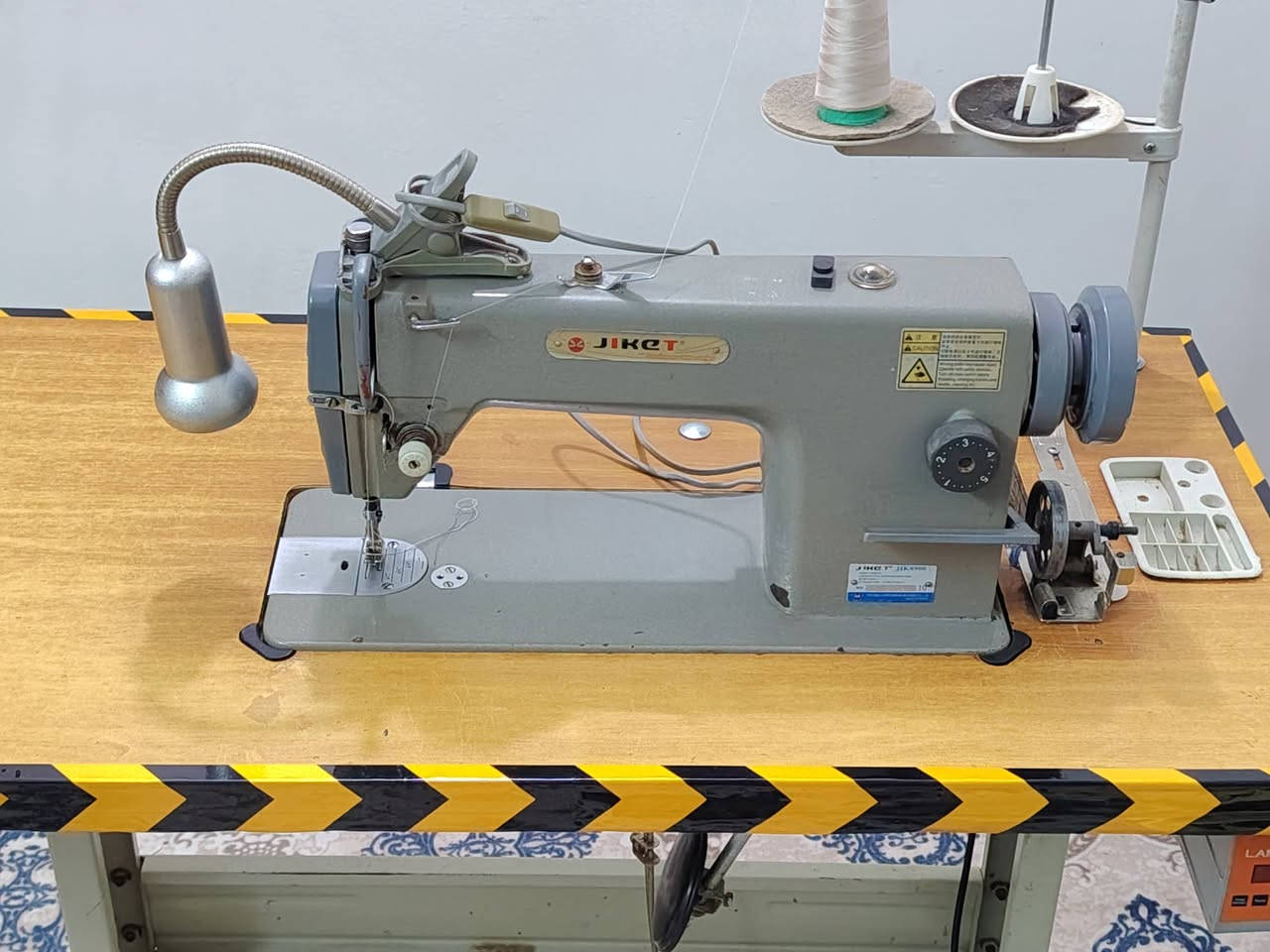 للبيع ماكنة خياطه صناعيه نوع جاك JIKGT نظيفه جدا اخت الجديده ماطوره كاتم أقتصادي مابيه كل نقص ولاضرر وعلى الفحص سعره 250 الف في مركز مدينة الحله حي الزهراء قرب مجسر الأم موبايل ***********
