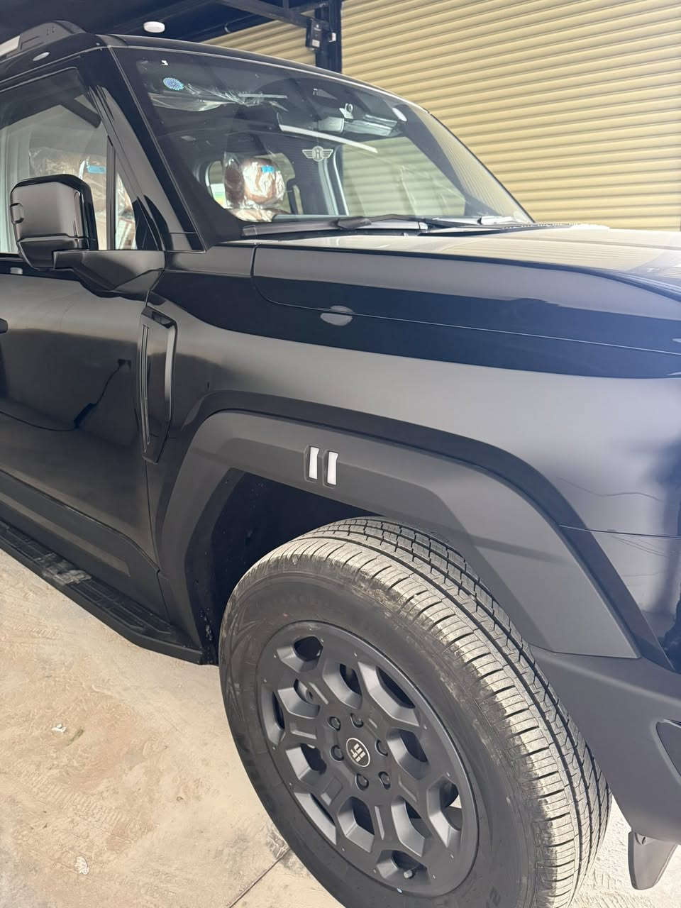 جيتور G700 لاكجري (Jetour G700 Luxury) الفئة المتوسطة ضمن عائلة G700 الجديدة كلياً، وهي سيارة دفع رباعي فاخرةvip سبعة مقاعد 
مصروف 
عليها تغليف ( ppf)اصلي أمريكي 
وارضيات اصليه 200 $
مرقمه بعداد باسمي 
الموصفات معروفه 
السعر 72مليون 
الهاتف ***********
