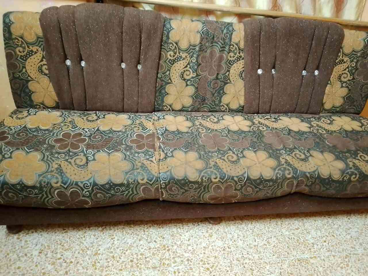 السلام عليكم للبيع 
طخم نظيف وخشب ثقيل 3 قطع كبار مع زاويه 
وتخت نظيف للبيع مكاني الزنجيلي شارع الببسي 
***********
***********
