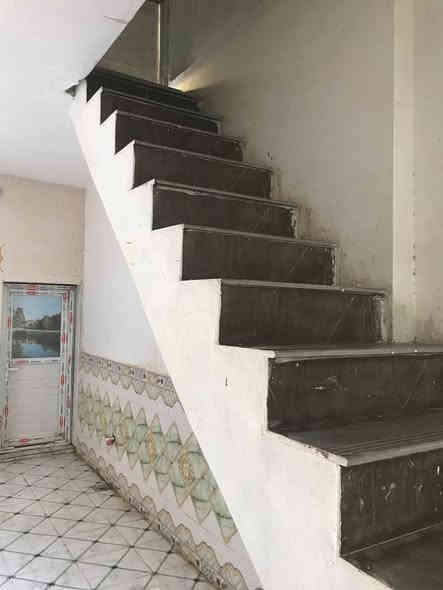 السلام عليكم 
دار زراعي مساحه 50م شارع بعرض 15م. اساس و سقف كونكريت عالي عن الشارع نضيف جداً كهرباء ماء سيراميك كامل البيت من كلشي. 
العنوان شارع المطحنه مقابيل قرية الغدير السعر 20 مليون ***********
