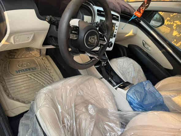 السلام عليكم توسان 2024 ماشية 18 الف جديدة جدا فول قمارة حديد داخل ابيض مدوشم درجة اولى كراسي كهرباء سايد بريد بصمة شاشة كاميرا نفكيشن وضعيات قيادة عداد دجتل حساس امامي خلفي شاحن لاسلكي مري شفط باقي المواصفات معروفة بيهة بارد اصبعين موضح بالصورة فقط السعر 210 وبيهة مجال مكان السيارة البياع 
***********
***********
