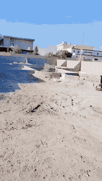 السلام عليكم دار للبيع حي المختار مبني ببلوك غرفتين صاله وحمام نفس اللي بالتصوير مكعب البيت كله مساحه 170 ميه وكهرباء ومجاري السعر 28 وبي مجال ***********. ***********
