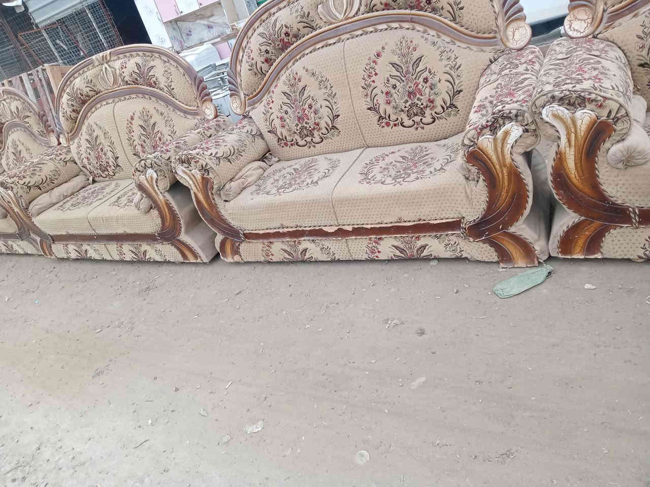 تخم 9 مقاعد ب200 وبيه مجال عنوان الطيفيه مدخل المزرعه مقابيل محطة الوقود / ***********///***********
