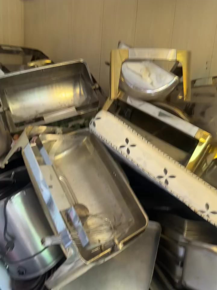 شلعة مطعم للبيع       مكاني البصرة ***********جميع الاغراض درجة اولى جميع اغراض المطبخ موجودة
