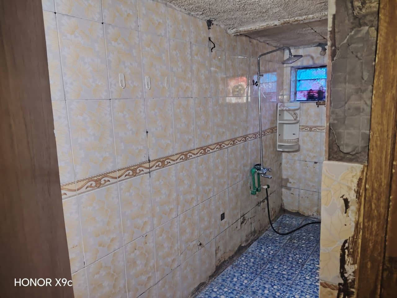 سلام عليكم بيت للايجار غرفتين نوم واستقبال ومطبخ وخدمات قرب مدرسه الابطال الاتصال ***********
