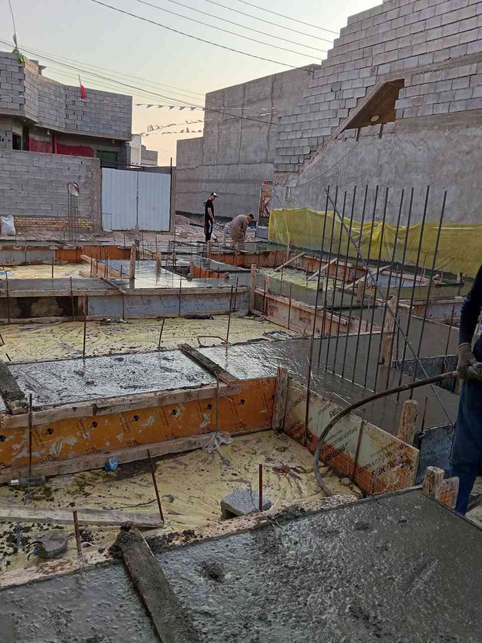 تم بفضل الله تعالى وبركاته صب أساس مساحته 200 متر في الصالحيه والتوفيق للجميع ان شاء الله اخوكم احمد النجار لجميع اعمال النجاره والتسليح والصب ***********
