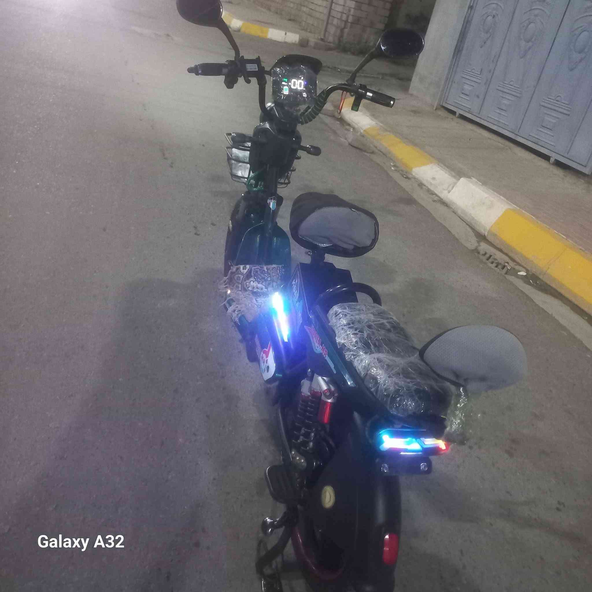 سلام عليكم ماطور شحن اللبيع نضيف حيل شغال كامل حجم ٢٠ بصمات ثنين سويجات ثنين شحن الوحدة يمشيك 60كيلو تشغيل عن بعد بلوتوث اشاير يمين يسار دبل إشارة سعرة 400 وبيها مجال اللطيبين وهذا رقمي ***********
