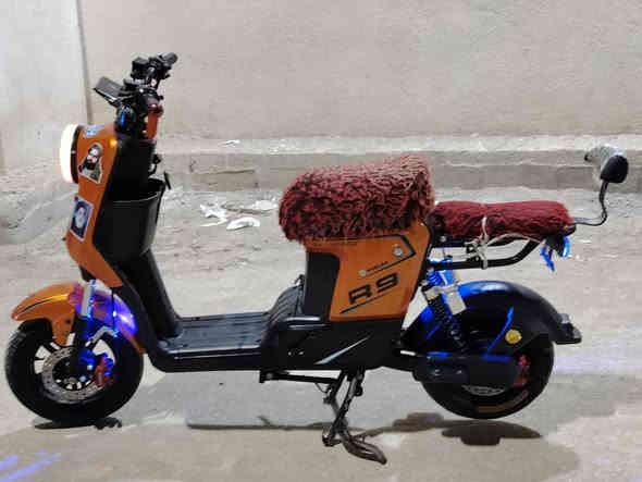 دراجة للبيع نضيفة ومكفولة من كلشي وما بيهة أي عطل كلشي شغال آر 9 أمبير 16 خمس بطاريات ما بيهن أي شي ومكفولات بسبب البيع مطلوب فلوس وستعجل على بيعها العنوان البصرة كرمة علي الرقم *********** ٣٧٠ وبيهه مجال بسيط
