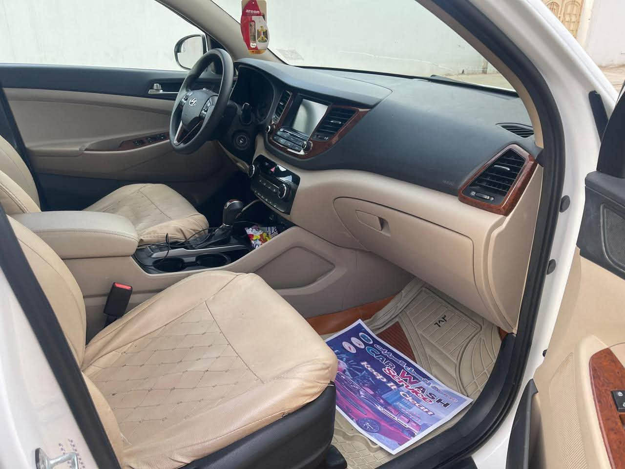 *للبيع هيونداي توسان Hyundai Tucson 2018* 🚙
*وارد أمريكي*

- *الممشى*: 108,000 ميل
- *المحرك*: بنزين 4 سلندر، 165 حصان
- *القير*: أوتوماتيك 6 سرعات + وضع ECO اقتصادي
- *الدفع*: أمامي FWD

- شاشة لمس 7 إنش + بلوتوث + USB + AUX
- كشافات عدسة زينون + ليد نهاري DRL + كشافات ضباب LED
- كاميرا رجوع + حساسات بارك خلفية
- 6 إيمتعددة الوظائف + تحكم ستيرن كامل
- جنوط ألمنيوم 18 إنش + جناح سقف + مرايا تطوي كهرباء

*الضرر*: نصف البنيد وجاملغ ،  *بدون دواخل - بدون ايرباك ✅
 
رقم انبار جديد انكليزي_ بأسمي سنويه 
*السعر*: 140$ وبيها مجال
*للتواصل*: *********** /اتصال

#توسان2018 #وارد_امريكي #للبيع
