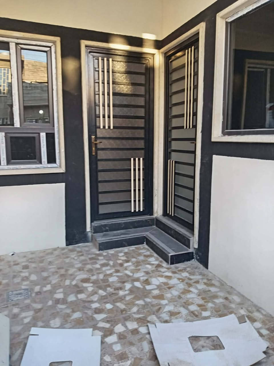 السلام عليكم دار للبيع السماح الاساتذه قرب برج التلفزيون ١٠٠ متر طابقين بناء حديث سيراميك بورسلين سقوف ثانويه ٣ غرف نوم حمامات عدد ٢  صحيات شرقي غربي عدد ٣ صطح عالي وناصي                             تسليم فوري  سند طابو الزهور منطقه حلوه كلش للاستفسار ***********
