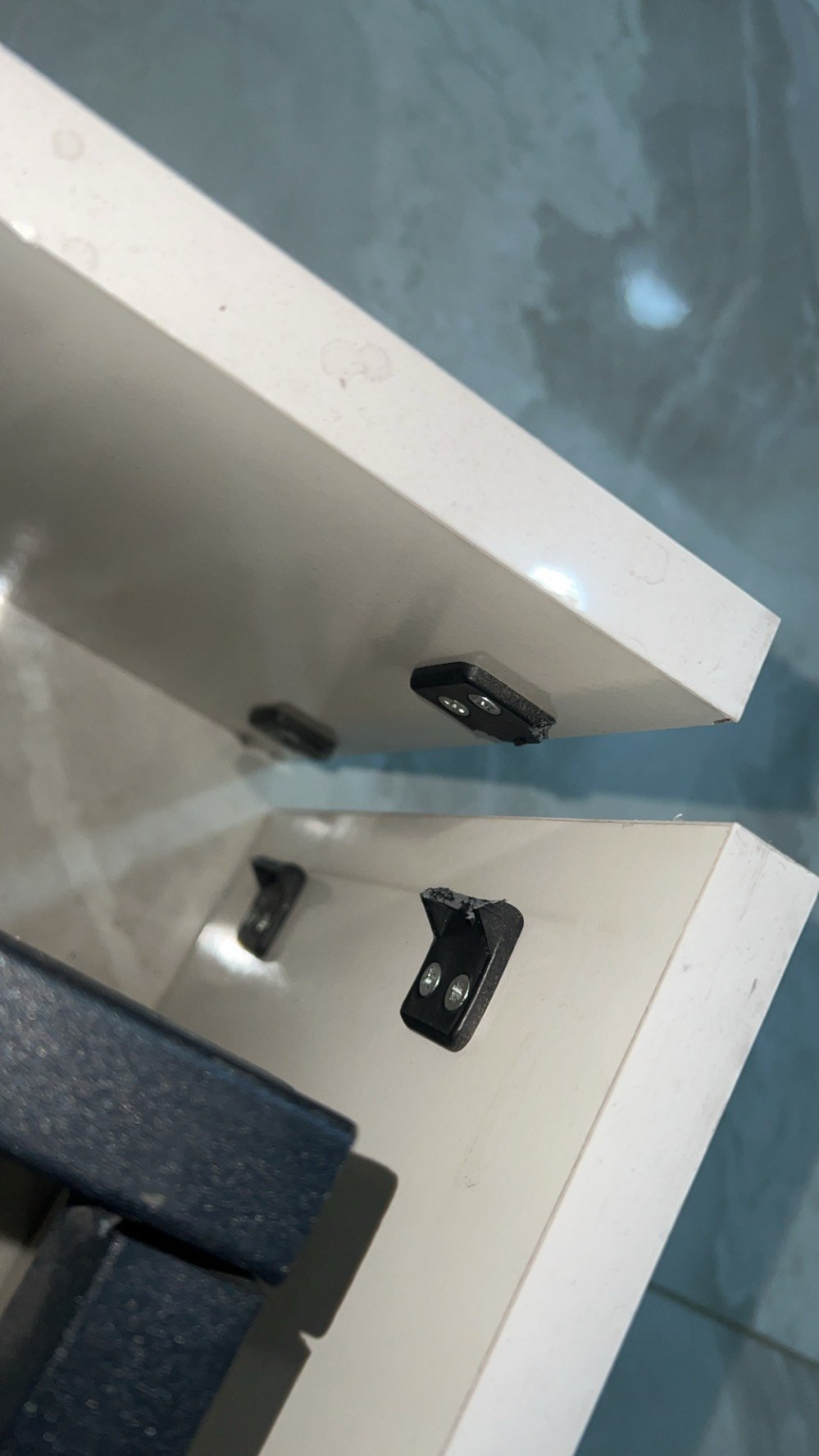 غرفه تركيه جديده ونظيفه ممستعمله هواي اشتريته قبل ٦ اشهر بـــ ٧٠٠ 
الضرر فقط هاي الحافه مال الجربايه والباقي نظيف 
للبيع كامله ماعدا الدوشك 
الشد والنقل عليكم🤍