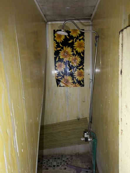 🛑 #للبيع بيت في حي الجمهوري/ الشارع المقابل باب ملعب الاتفاق
🛑 المساحة 100 متر واجهه 10 متر 

🛑 طابقين عكاده 

🛑 الطابق الارضي يحتوي على /

🏤 غرفة 
🏤 صالة 
🏤 مطبخ 
🏤 استقبال 
🏤 صحيات

🛑 الطابق الاول يحتوي على/

🏤 غرفه 
🏤 صحيات
🏤 سطح

🛑 مؤجر حالياً بسعر ٢٥٠ الف 

للاستفسار الاتصال على 
***********
