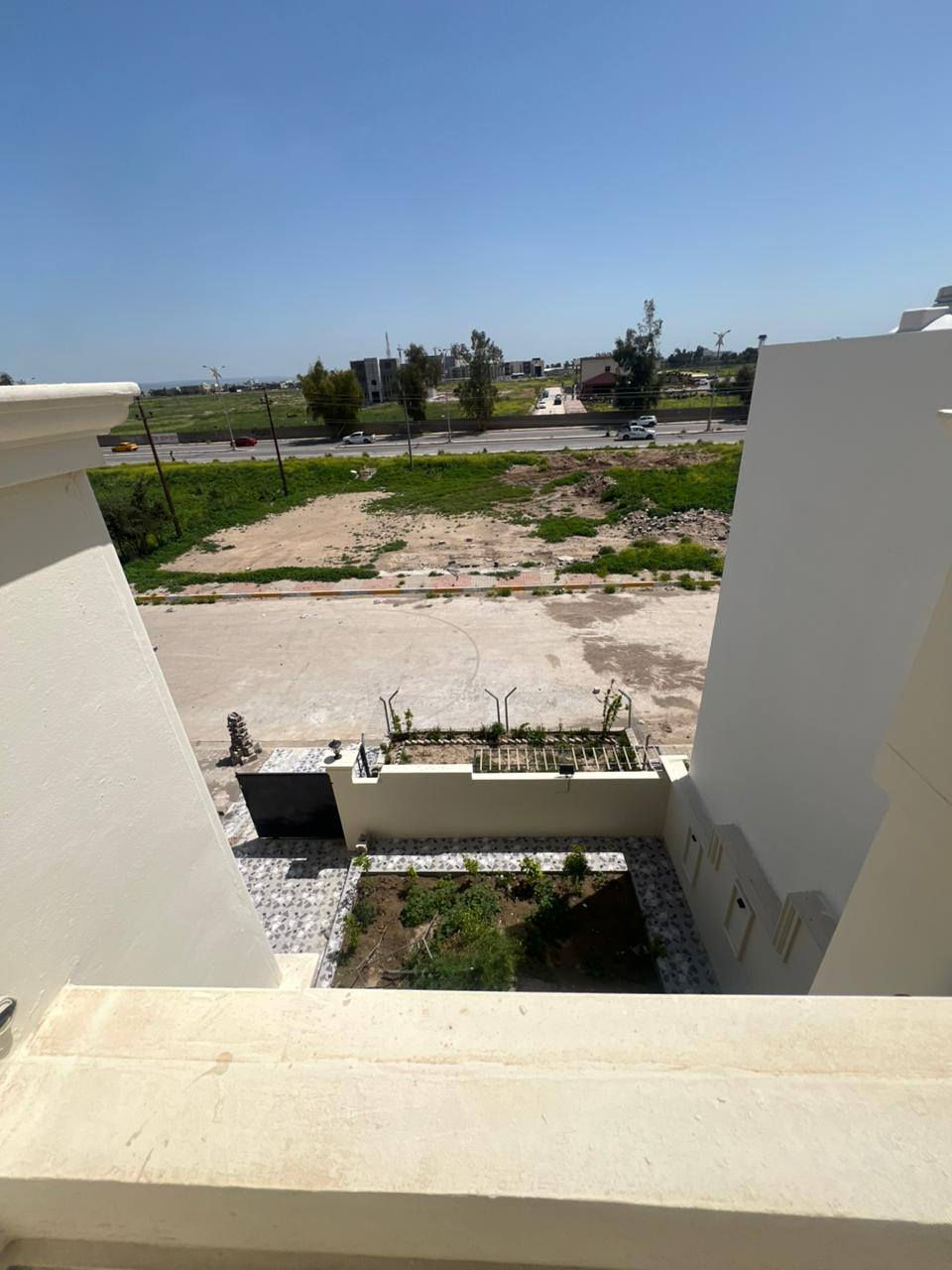 🏡 #دار_للبيع_او_للإيجار — فرصة مميزة في موقع حيوي 🔥
مناسب للعيادات والشركات

📍 الموقع: كركوك – حي الجامعة
الدار صاير على السايدين المقابل لباب الجامعة مباشرة
مقابل أقسام الداخلية للكلية التقنية
وكدام البيت فسحة كبيرة

📐 المساحة: ٢٥٠ متر
📑 الطابو: صرف
🏠 الدار طابقين ونص
✨ البيت بواجهتين

🔹 مواصفات الدار:

▪️ ٧ غرف نوم
▪️ غرفتين نظام سويت
▪️ مجمع صحيات لكل طابق
▪️ مطبخ لكل طابق
▪️ هول لكل طابق
▪️ استقبال بالطابق الأرضي
▪️ تبريد مركزي كامل ومنصوب
▪️ سقوف مغربية للبيت بالكامل
▪️ تأسيس كامل للطاقة الشمسية (باقي فقط النصب)
▪️ تأسيس جاهز لنظام الكاميرات
▪️ حديقة داخلية وحديقة خارجية
▪️ نقاط شحن للسيارات الكهربائية

📞 للاستفسار والمزيد من المعلومات:
***********
***********

#iraq #kirkuk
#sanjakdar
