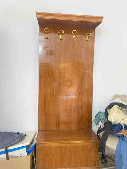 السلام عليكم كنتور وميز ابو مرايه وزاويه للبيع السعر 350 وبيهن مجال مكان حله ورديه  ***********
