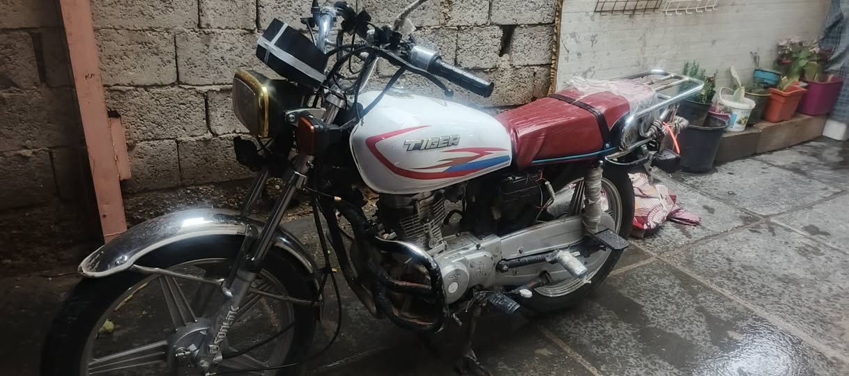 سلام عليكم دراجه ايراني 4 كير نضيفه مفتوحه فيلسه بس شلعه ومعدل تخبل بدون اوراق مكاتبه اكفلك من سرقه موديل 21  دراجه تخبل سعره 450 وبيه مجال ***********
