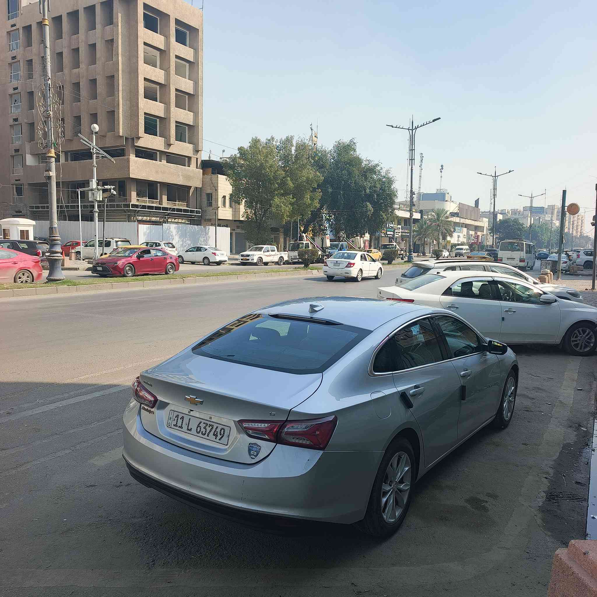 للبيع شيفروليه ماليبو 2022 - فئة LT  - لون رصاصي 1500 تيربو
"السيارة بحالة ممتازة خالية تماماً من الصبغ ، وارد أمريكي نظيف جداً، تحويل مباشر وفوري."
المواصفات الرئيسية:
النوع: شيفروليه ماليبو - Chevrolet Malibu
الموديل: 2022
الفئة: LT (عالية المواصفات)
اللون: رصاصي (Gray)
الحالة: ممتازة جداً، نظيفة من الداخل والخارج.

ناقل الحركة (الجير): أوتوماتيكي.
الميزات والتجهيزات 
بصمة تشغيل (Push Start).
تشغيل عن بعد (Remote Start).                             
فتح بوب وصندوق بصمة -مانع انزلاق - تحكمات استيرن - سايد بريك بصمة ـ تحكم مري جانبي كهربائي،
نظام إطفاء ذاتي تقليل  وقود - تثبيت سرعة
كاميرا خلفية عالية الوضوح.
كراسي كهربائية (تحكم كهربائي بمقعد السائق )
تدفئة مقاعد أمامية.
نظام تكييف مناخي أوتوماتيكي (تبريد قطعتين - أمامي وخلفي).
جنوط (ويلات) قياس 17 إنش (الألمنيوم الأصلي).
أضواء نهارية LED.
نظام ترفيه متكامل بشاشة لمس تدعم Apple CarPlay / Android Auto./////📸 صور الحادث  موجودة، جيكها وشوف  وحادثها بسيط جدًا
كلشي واضح بالصور وبدون أي مخفية.     
🔥 سيارة فخمة وتخبل، مناسبة للجادّ و الجناية واللي يريد سيارة جديدة  يعتمد عليها.

الرقم: رقم بغداد  (تحويل مباشر وفوري باسمي المشتري) السيارة مكفولة من لغود وشواصي وكلهة على وضع الشركة حتى مي الراديتر بعدة شركة تجي واشوف وتدلل
السعر المطلوب:  130$
يوجد مجال بسيط 
المكان: بغداد 
للاستفسار: ***********
