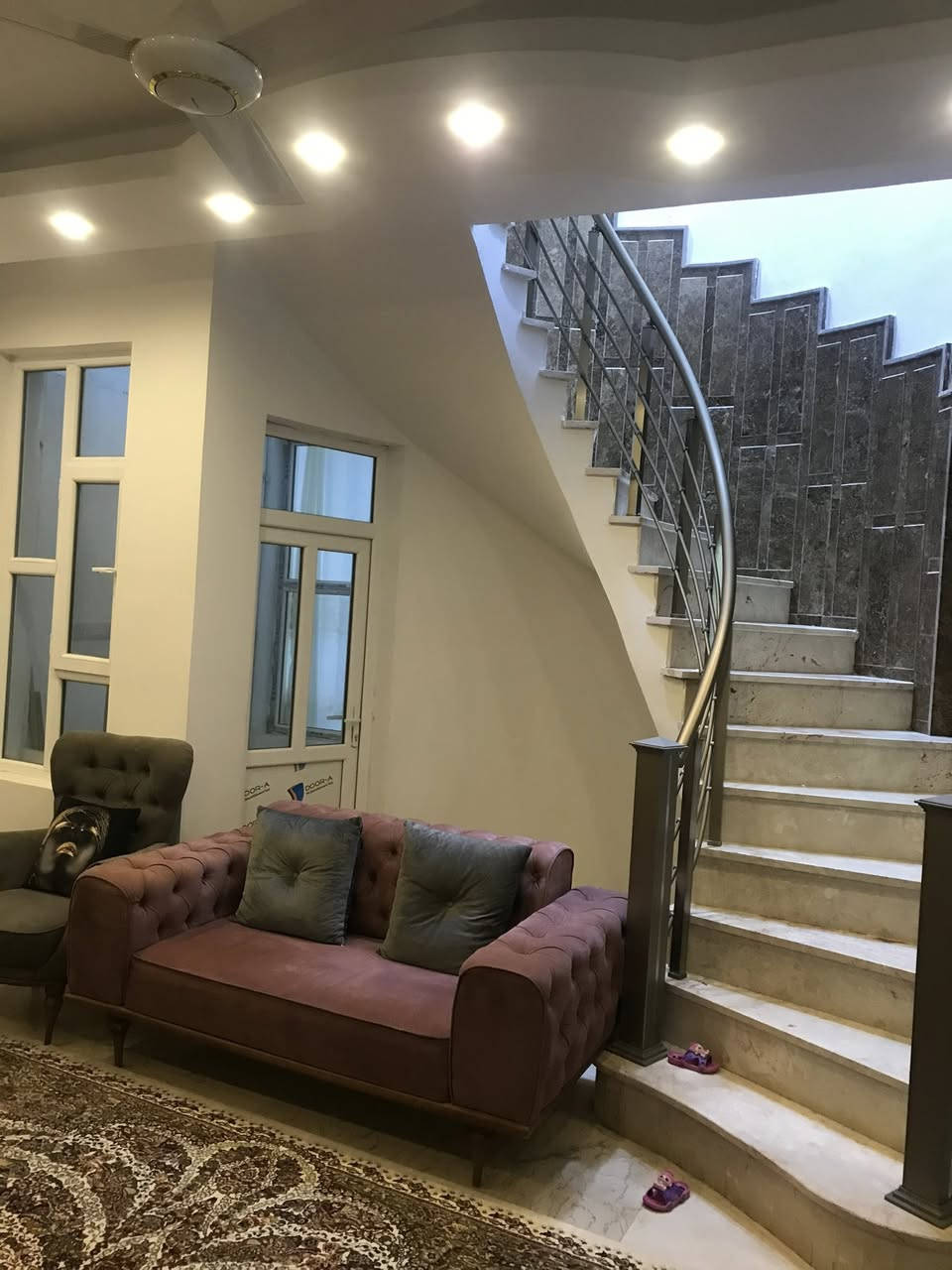 بيت 200 متر حي السلام خلف التجاري
المكان موقعه جداً مميز 
بناء سنة 2021 مرمر 
خلف التجاري مال شارع كراج بغداد 
طابقين 4 غرف نوم 
رقم العقار 79119
***********
