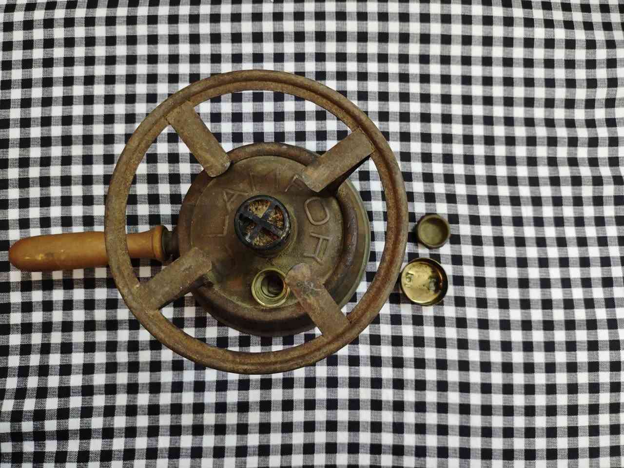 موقد نحاسي عتيق (Vintage Brass Stove) من ماركة CLAMFOR، يعود تاريخه إلى خمسينيات القرن الماضي وصُنع في فرنسا.


**إذا كنت صاحب هذا الإعلان وتريد حذفه لأي سبب، رجاءا أرسل رسالة إلى الدعم الفني**