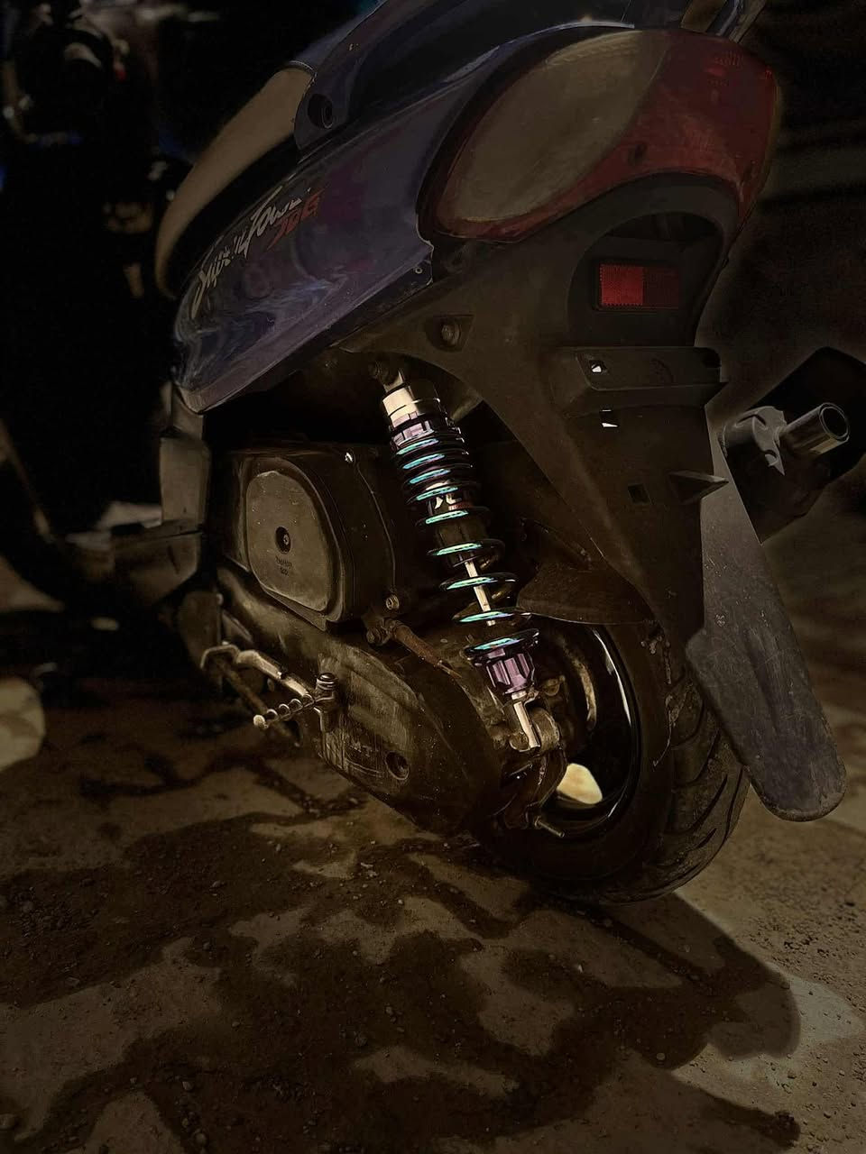 سلام عليكم ماكس قجمه 120 
درجه كله بلادي 
محرك بلادي 
كابريتر بلادي 
كفرات بلادي 
بيه دبل من رمبه هيج يعني رضي 
للعلم درجه مال بيت 
سعر 325 وبيه مجال 
مكان بغداد الحريه قرب جسر دباش 
رقمي ***********
