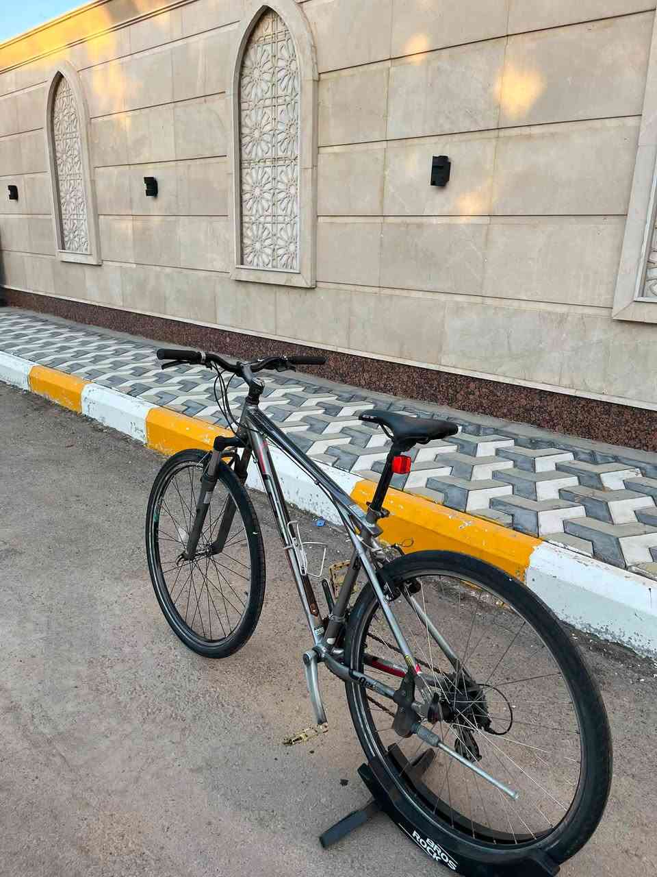 السلام عليكم 
للبيع دراجه من ماركة GT الامريكيه 
حجم الدراجه 27.5 
القياس M ميديم 
سستم الدراجه من ماركة شيمانو فئه التوس 
تايرات شوالبي 
معدن الدراجه ألمنيوم 

الدراجه كلها على وضع الحاويه و مملعوب بيها ايشي و كلها قطعه وحده على وضع الشركة 

السعر 260 
مكاني بغداد زيونه 
هاتف *********** 
متوفر توصيل لجميع محافظات العراق.

