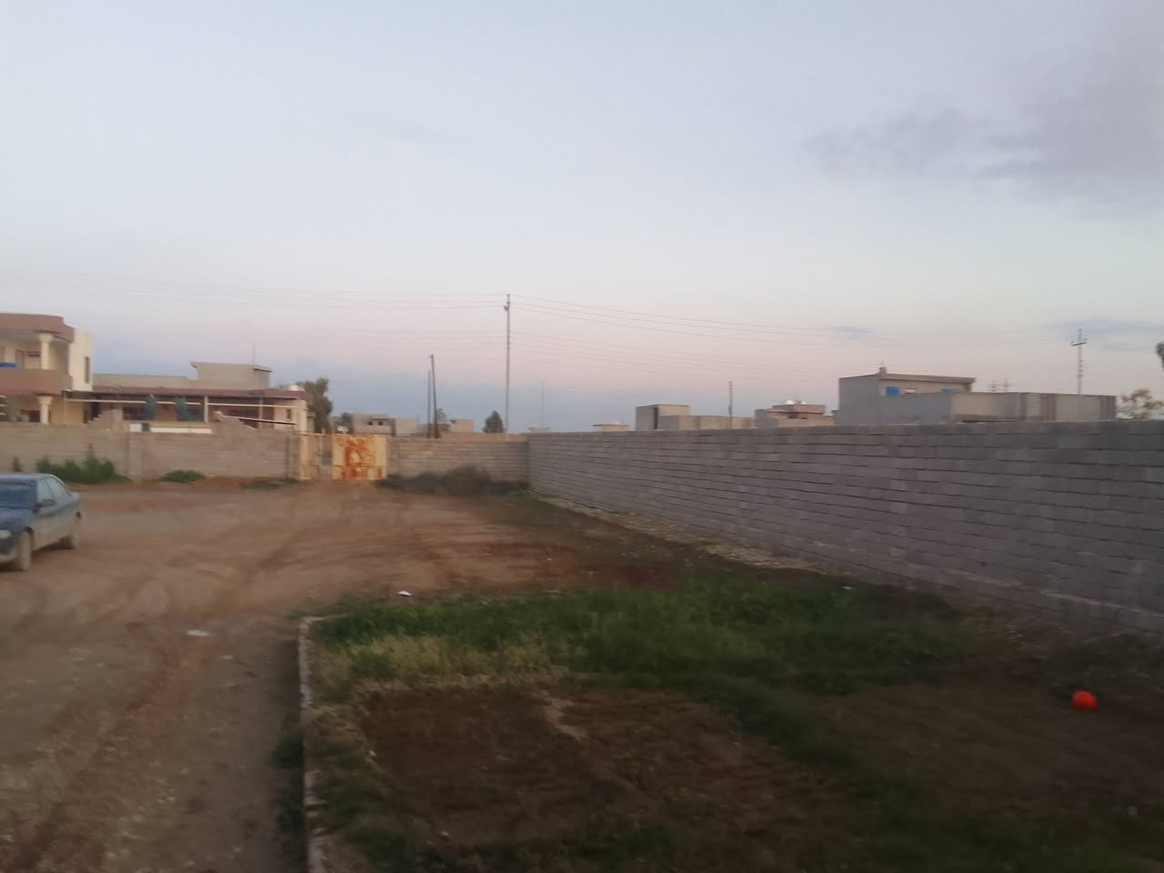 بيت للبيع بل لقسط للبيع او مروسا مع سيارة مساحه ١٠٠٠متر اد تريد ابيعلك بنيا او قطعه منطقه حي كفاح شمالي يم قاعه اميرات ***********
