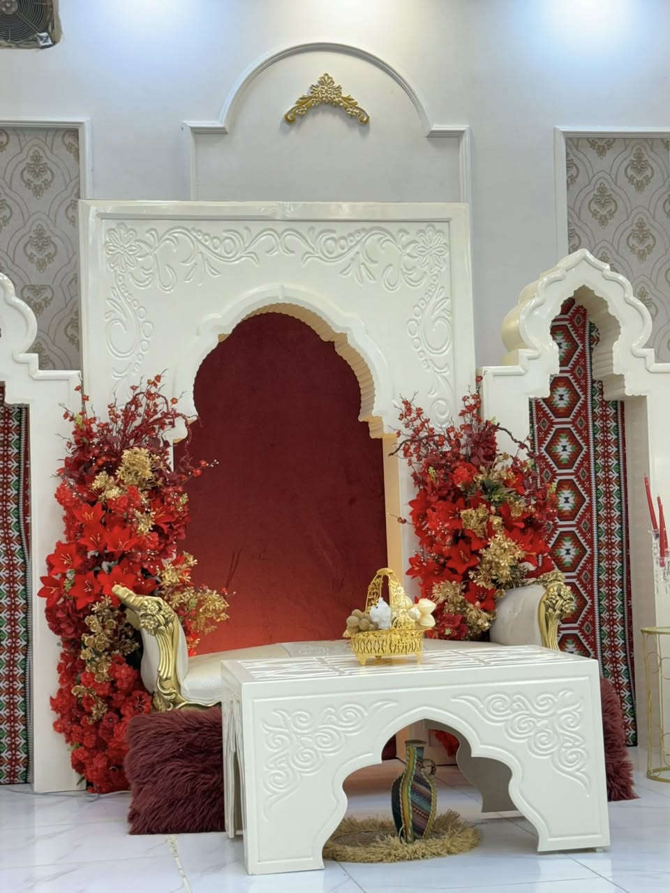 كل اللي بالصور نظيف وللبيع 

سبب البيع انه المكان اغلق وكل الأثاث نظيف وجديد 
وما قررنه نبيع لان ناوين نفتح مكان بس الأماكن غاليه واجلنه الموضوع 
وقررنه نبيع بعض الأثاث حتى لا يندثر اللي يحب يشتري بس لا يكسر الف هلا بي 

ركن الحنة التركية كاملة مع الورد 
ميز المهر 
الشازلون دوشمة جديدة 
شازلون صغير احمر أضافي 
الورد اللي ع المسرح 
الأقواس ام دي أف ثقيل عدد 4

اتصال 
واتساب ***********
