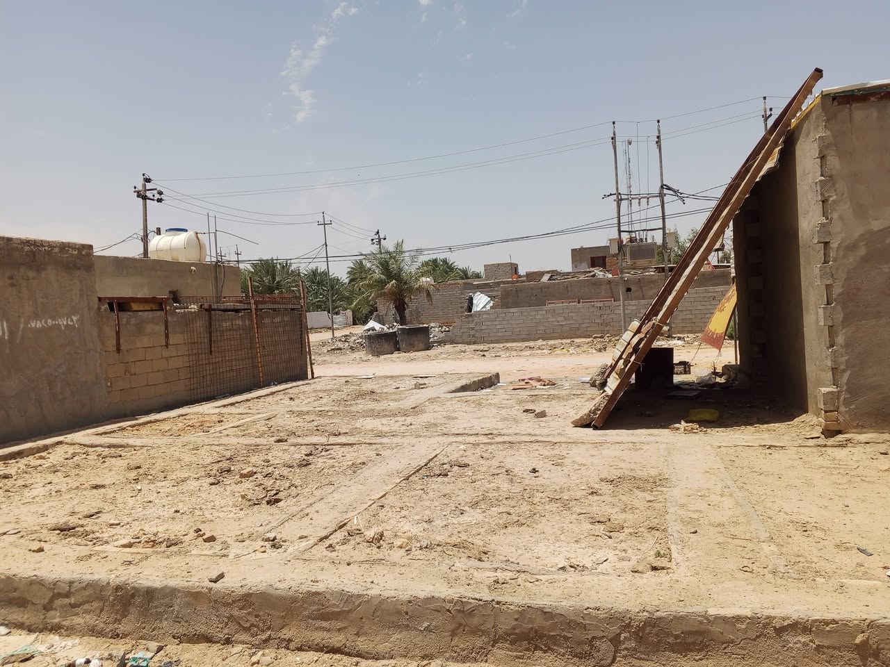 سلام عليكم عرصه ركن على شارعين طابو صرف مساحه ١٥٦ تحتوي على بتلو صب جاهز ومحل ٤×٨ جاهز، منطقة خيري دور الأكراد رقم الهاتف ***********
