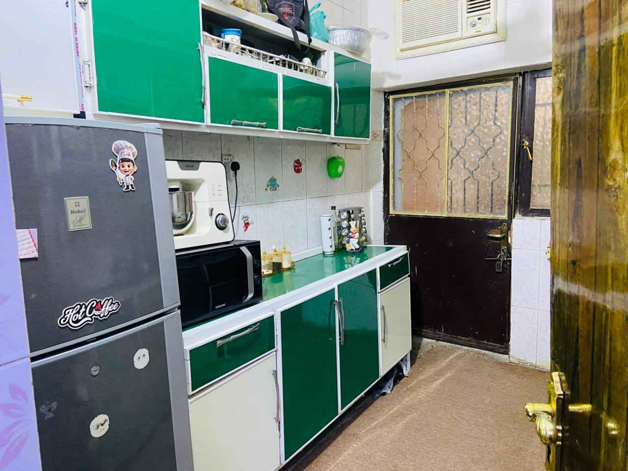 🏡 الدار للـــبيــــــــع  
📍 الموقع: زوير قرب مشروع الماء 
✨ المواصفات:  
▫️ المساحة: 110 م²  الواجهة 6.5 م 
▫️ طابو زراعي سند 25 
..........
🔹 الطابق الأرضي:
- يحتوي على طارمة كبيرة 
_ صالة 
_ مطبخ 
_ كلدور 
_ غرفة منام 
_ صحيات 
_ منور خلف البيت 
🔹 *الطابق العلوي:
- غرفة كبيرة على الصالة 
_ بيتونة 
............
🔹يباع مع قسم من الاثاث 
_ مولد گاز ٣ بستم بيركنز كاتم ٢٢ كيفي 
_ تخم قنفات 
_ غرفة نوم تركية 
_ كاونتر 
_ كيزر 
_ كنتور ٣ ابواب 
_ جهاز جري 
_ سبلت واحد 
_ مكيف
---------------------------------
📞 للاستفسار والمعاينة: 
الاتصال على الارقام :
***********☎️ واتساب    
او مراجعة المكتب 
الحلة _  شارع المقام / مجاور مول الحسن 
--------------------------------
✅ نستقبل جميع عروضكم السكنية 🏠 والتجارية 🏡 بكافة مناطق الحلة
