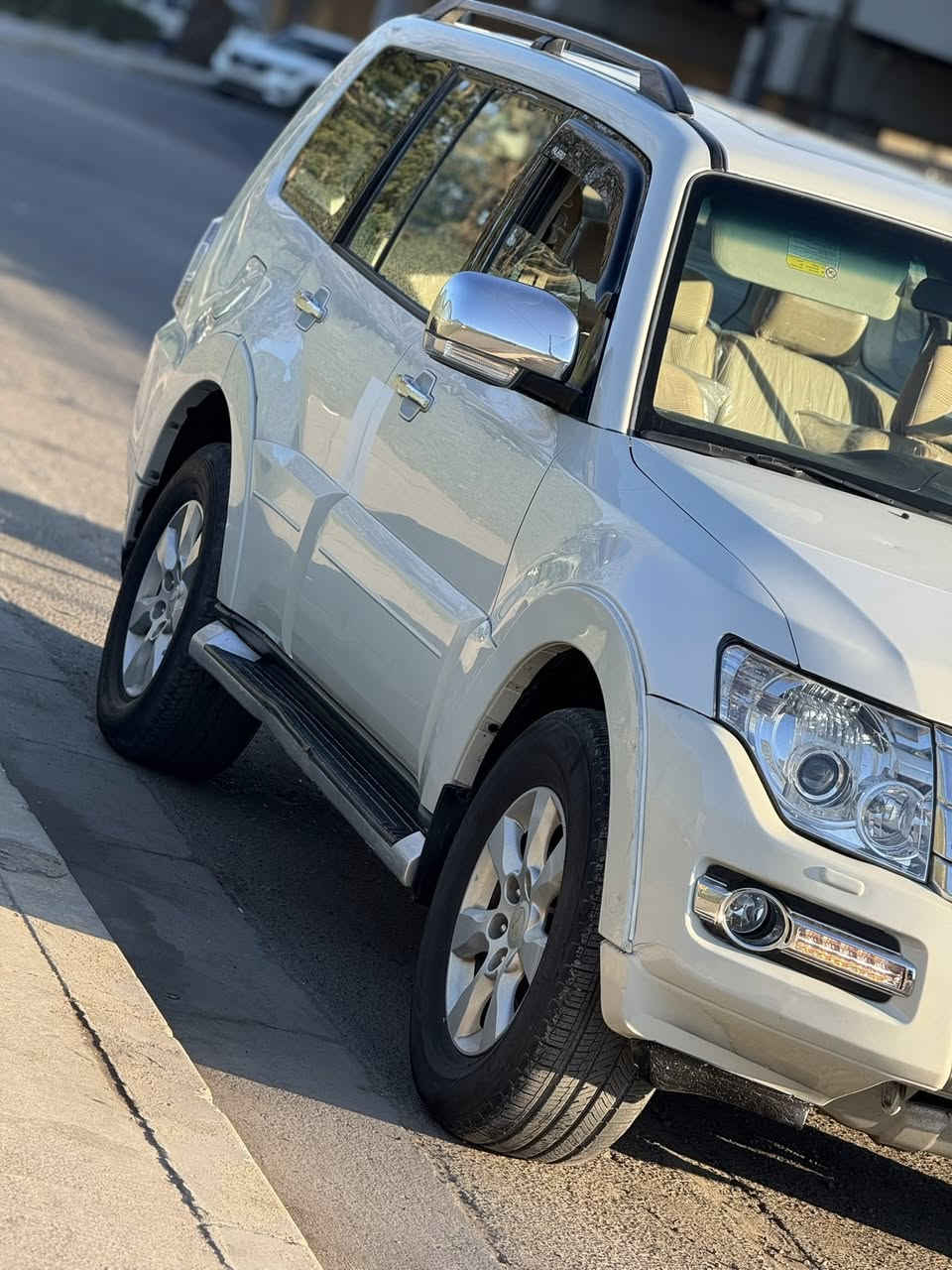 السلام عليكم 

باجيرو حبتور خليجيه موديل 2010 
فول مواصفات دمام خلفي وفتحه وكراسي 
كهرباء ومري كهربائيه ومواصفات الحبتور معروفه مكينه 6V جديده 
ترايهه كلش نضيف 
رقم بغداد الأنكليزي بأسمي هزه جديده 
بيهه صبغ قليل بلجاملغ الخلفي اليسره والباب مال جنطه الخلفي بدون دواخل 
مكانهه بغداد الكرخ 
السعر 130 
للأستفسار ***********
