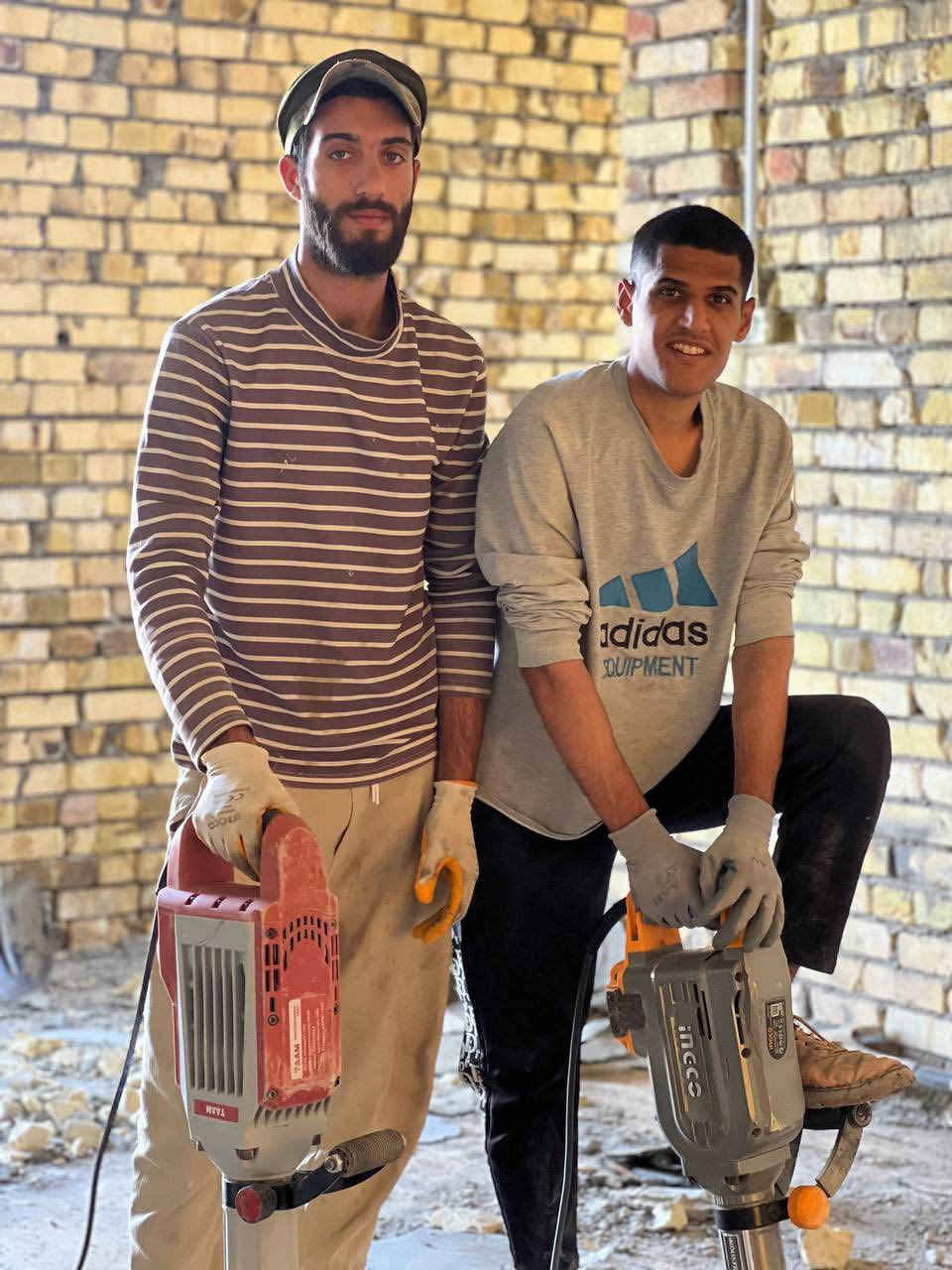 يوجد عمال لكافة الأعمال الشاقة تصعيد مواد عالضهر +فرش سبيس وحدل +صب ارضيات  +تصعيد تراب تنضيف بيوت من جص وأنقاض+تكشير تفليش تشميع بتلو  +غسل بيوت ونقل غراض بيتً تشميع شغلي درجة اولى رقمي بأنسب الاسعار ***********
