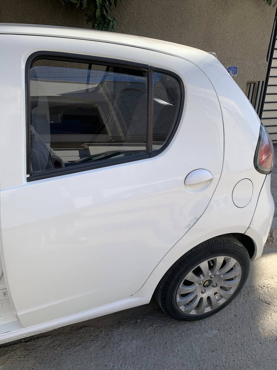 السلام عليكم باندا جيلي ٢٠١٢ للبيع مكفولة مكينة وكير وحدادية تبريد خير من الله سيارة مال بيت الله شاهد بأسمي سنوية وهزة جديدة ورقم انكليزي جديد ،تحويل مباشر .
رايدها ب٥٥ وبيها مجال 
للأتصال : ***********
