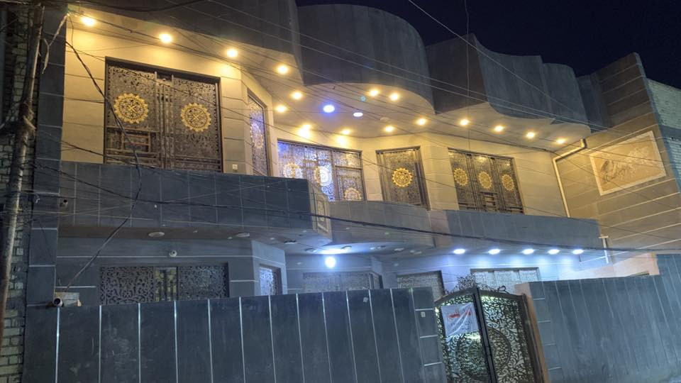 السلام عليكم بيت للبيع المساحة 200م البيت سنجيل على شارع وفرع في الدوانم شارع ابو الاحرار يتكون من 4غرف واستقبال ومطبخ وثلاث حمامات والغرف اسويتات +منضومة كاميرات وخدمات كاملة من ماء ومجاري وكهرباء للاستفسار المراسلة او الاتصال ***********
