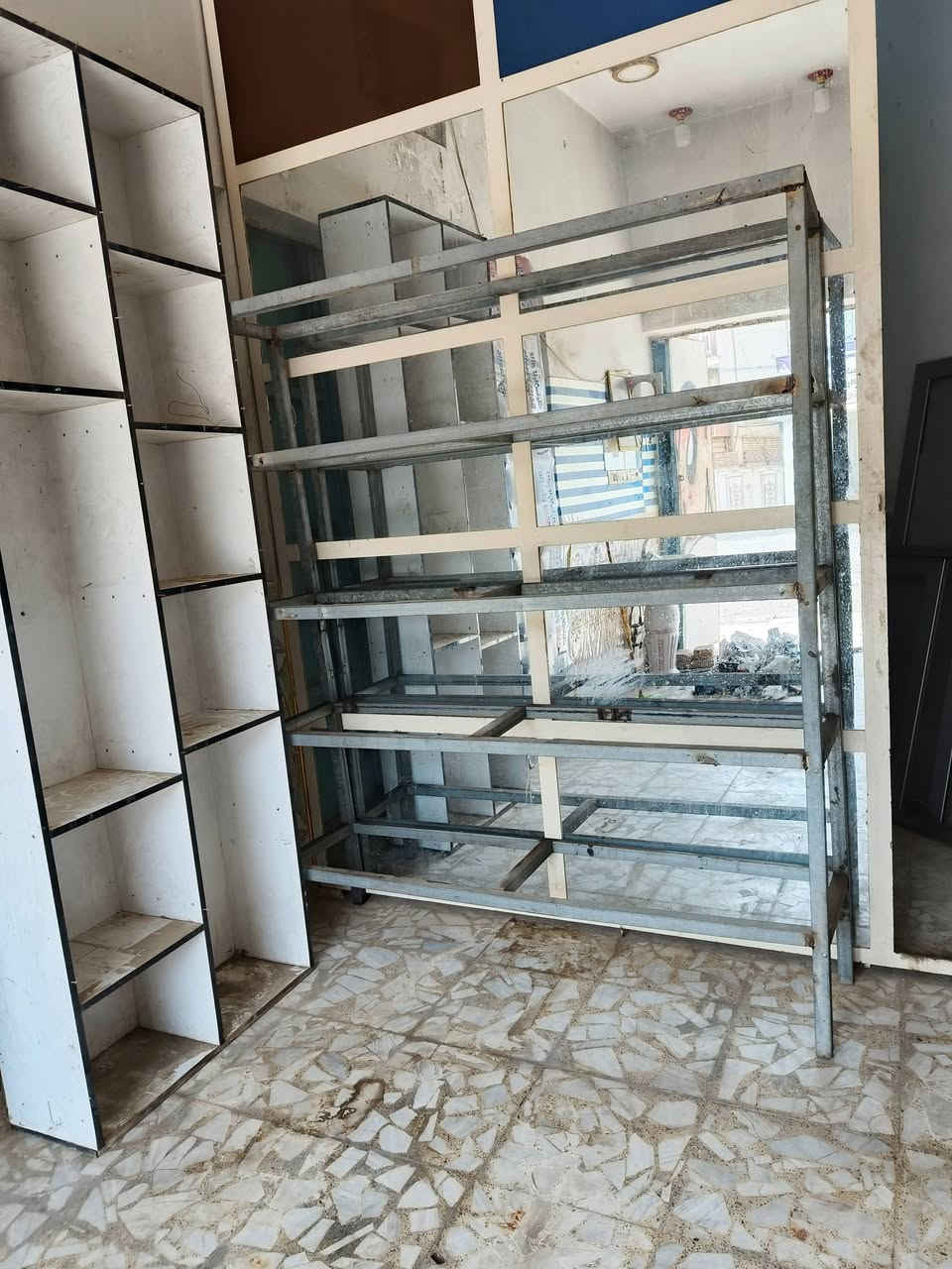 السلام عليكم اميوزه اثنين والرفول توكيب وتفصال ورف اندي اف تفصال للبيع كلهن سعر بلاش خابر ودلل ***********
