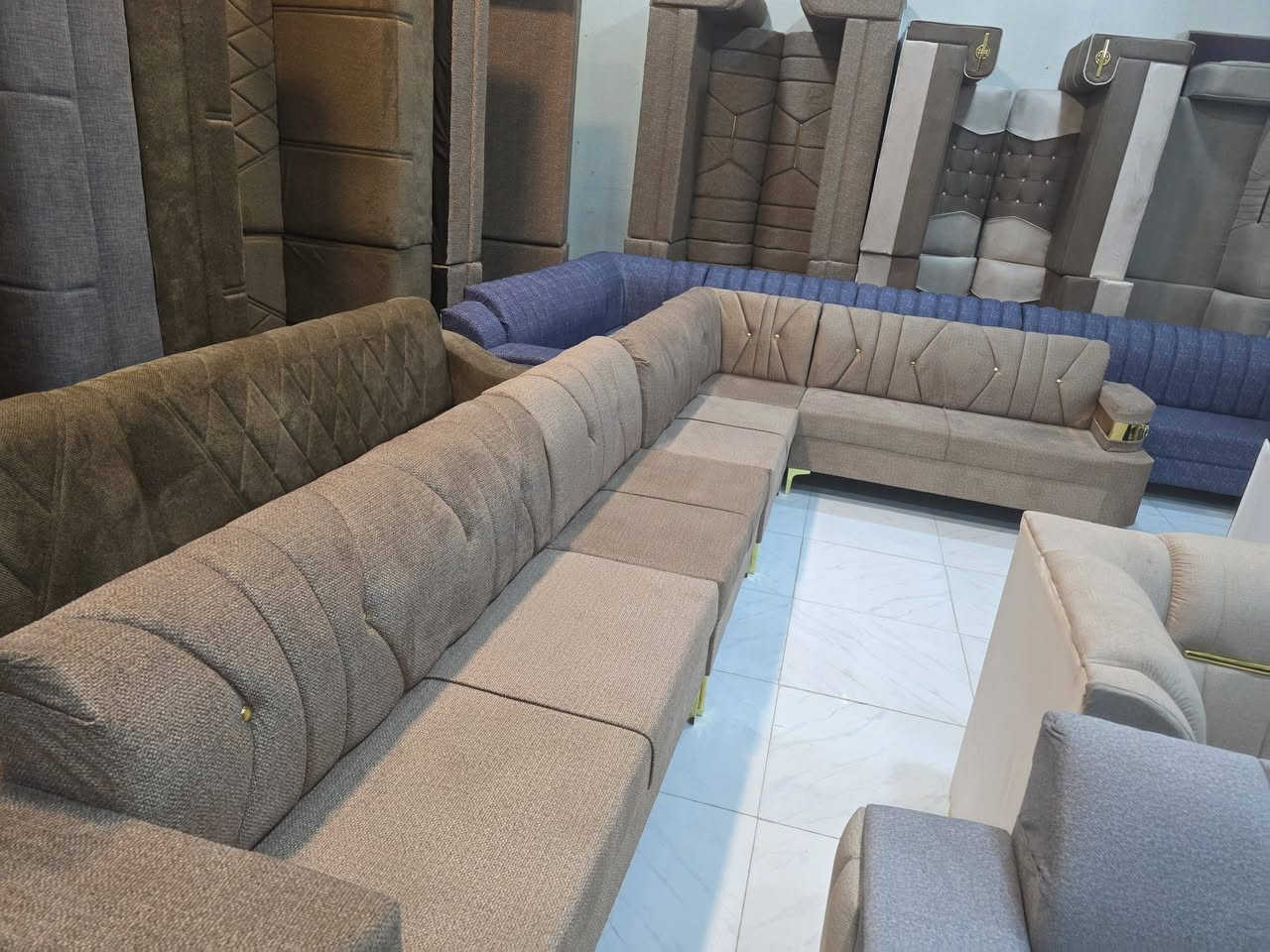 نعلن معرض علي الزهيري
عن تخفيض اسعار الدواوين 
اسعار تنافسيه جمله و مفرد عن 
موصفات عاليه بلوك اسود 
***********
***********
ناصريه شارع ٣٠ مدينه سعر ديوان ٣١٠
