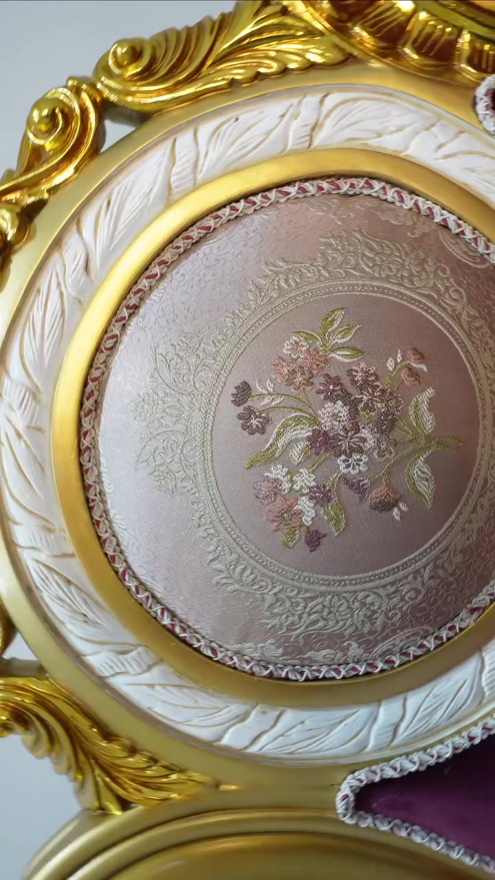 Königliche Barock Chaiselongue – Gold & Weiß

Ein exklusives Meisterstück im klassischen Barockstil.
Handgeschnitzter Massivholzrahmen mit edler Goldveredelung und hochwertigem Samtbezug.

Diese Chaiselongue ist mehr als ein Möbelstück – sie ist ein Statement für Luxus, Stil und Präsenz.
Perfekt für elegante Wohnräume, Villen oder repräsentative Empfangsbereiche.

✔ Handgefertigte Details
✔ Massive Ausführung
✔ Hochwertige Goldverarbeitung
✔ Individuelle Farb- & Stoffauswahl möglich
✔ Anfertigung nach Kundenwunsch

📍 Showroom:
Süchtelner Straße 12
41747 Viersen (NRW)

📞 Telefon / WhatsApp:
+49 172 4732854

🚚 Lieferung deutschlandweit sowie nach NL & Belgien möglich
🕒 Besichtigung nach Terminvereinbarung

Luxoriana24
Barock Möbel auf höchstem Niveau.


**إذا كنت صاحب هذا الإعلان وتريد حذفه لأي سبب، رجاءا أرسل رسالة إلى الدعم الفني**