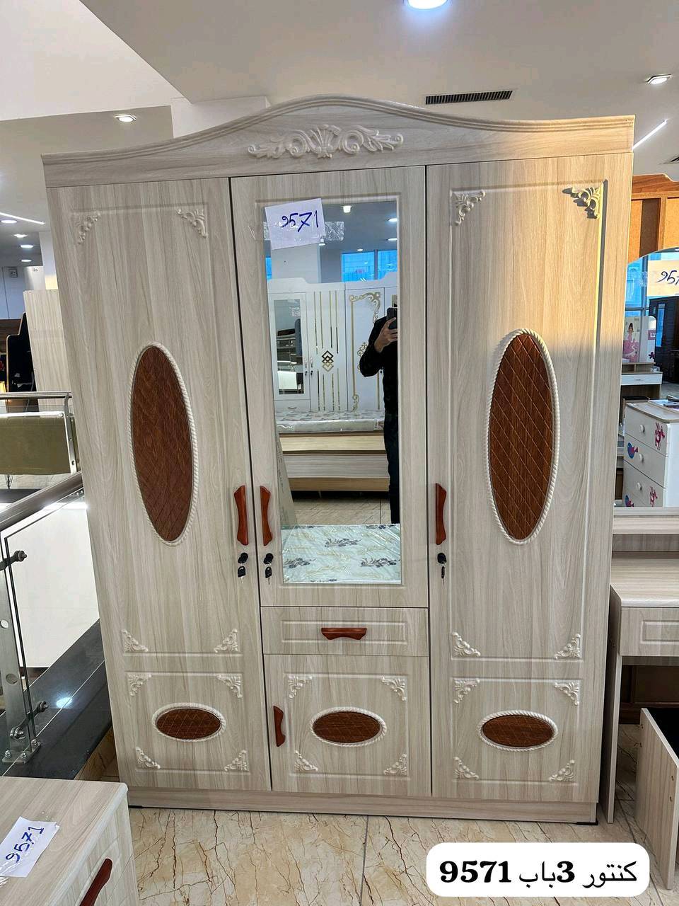 كنتور 3 باب صيني

 عرض متر ونص ارتفاع مترين عمق 50 سم






توصيل داخل بغداد  5 اطراف 10 
جميع  المحافظات 25 الف 🚚🚛

شركة 1 🌸🦋