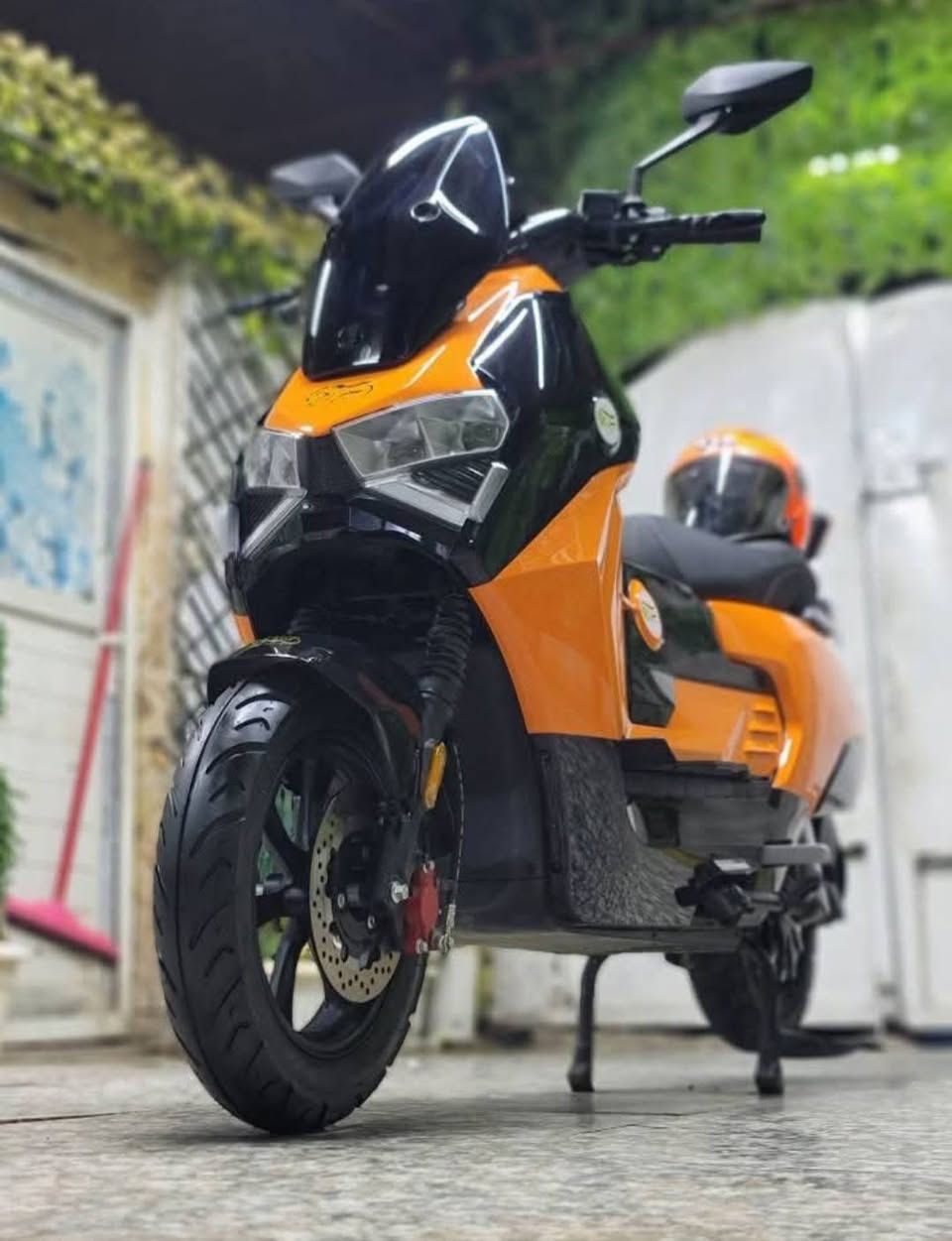 السلام عليكم دراجه شحن ماركة سيزر.. غنيه عن التعريف. ميحتاج اذكر.. اكتب دراجه ليو سيزر وشوف مواصفاتها خير من الله دراجه بيه حظ ونظيفه حيل. وماشيه قليل شخط مبيه.. بطاريتها ليثوم 50 امبير بالشحنه تمشيك 110 كيلو. احتاجيت وريد ابيع.. الله يشهد اخذته 1.6500
اريده 1.350 وبيه مجال قليل. مشيت بيه جدا قليل ومعروفه ليو الجيل الاول سيزر. 

مكانها الزعفرانيه  وياها الخوذه.مالته ***********
