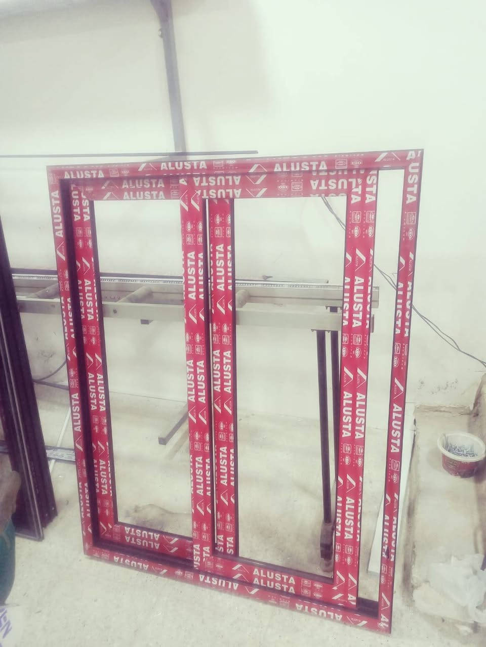 مقاطع شباك المنيوم متحرك مع مانع اتربة متحرك. شباك غرفة الصالة. مقطع اسود ثقيل. زجاج 6 ملم اسود
واتساب ***********
