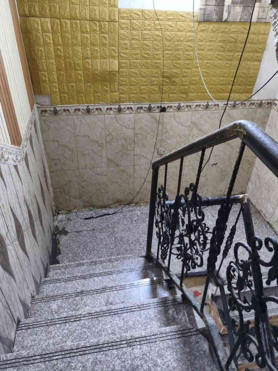 حياكم الله 
شارع المكاتب البيت 7 فرع عن سوك الجمهورية 
طابقين غرفتان واحدة في طابق الارضي و 2 في طابق الاول 
*خدماته* هناك 2 براميل ماء واحد طابق ارضي والثاني في الاول منها ماء حلو وماء اعتيادي حسب رغبة المؤجر
سعر الايجار ٦٥٠
لكن أن يكون دفع الماء والكهرباء على المؤجر 
مساحته 54م


**إذا كنت صاحب هذا الإعلان وتريد حذفه لأي سبب، رجاءا أرسل رسالة إلى الدعم الفني**