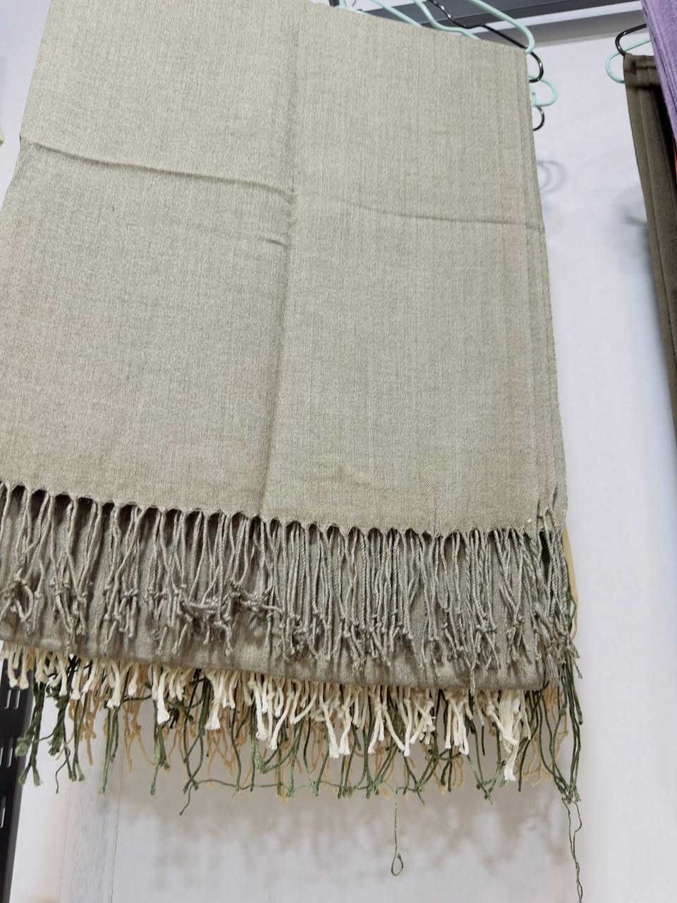 الاناقه والنزاكه يمنا
شالات وربطات نسائية اصلي وب اللوان مختلفه

العنوان قيصريه الفجر الثانيه 
رقم المحل 34 
يوجد توصيل داخل الفجر 
***********
