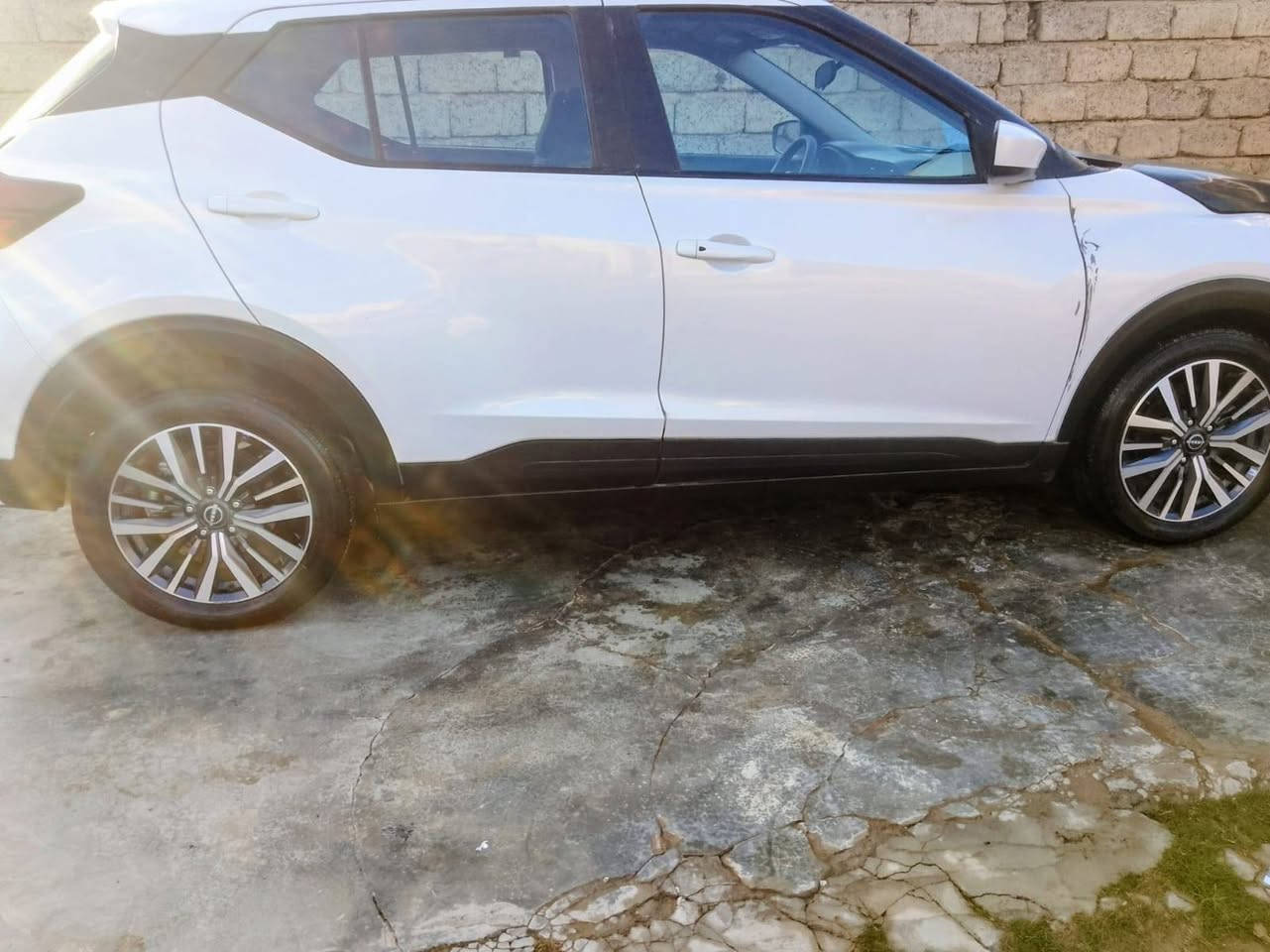 نيسان موديل 2024 
السيارة تحكم استيرن
رادارات
ماشية 12 الف 
ضرر بونيد
السياره منفيس حرة
***********
